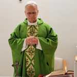 El papa León XIV oficia misa en el hospital Gemelli de Roma tras su operación de pulmón, en la primera imagen difundida por el Vaticano. (Foto Prensa Libre: EFE)