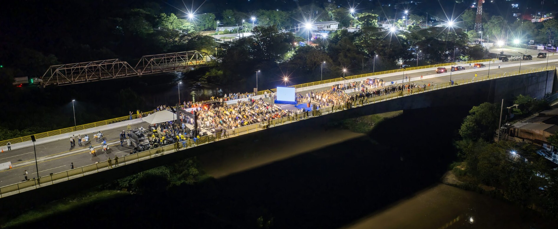 El puente Manuel José Arce conecta Guatemala y El Salvador por la frontera de Ciudad Pedro de Alvarado y La Hachadura. Tiene cuatro carriles y nuevas instalaciones para los controles fronterizos. ( Foto, Prensa Libre: cortesía RRSS Secretaría de Prensa de la Presidencia de El Salvador)