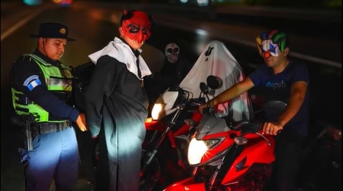 La PNC desarrolla una campaña de prevención y seguridad vial con personas disfrazadas con motivo de Halloween. (Foto Prensa Libre: Captura de pantalla)