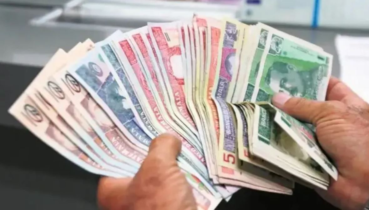 Salario mínimo en Guatemala billetes de quetzal de diferentes denominaciones