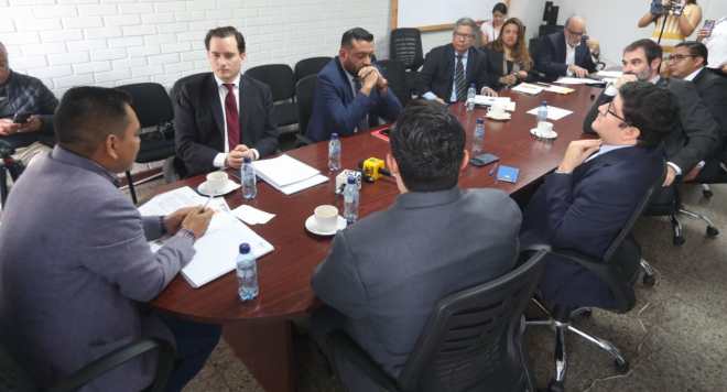 Los directores, titulares y suplentes, de la Superintendencia de Competencia (Sicom), asistieron el lunes 12 de octubre a la citación convocada por el diputado José Chic, de la bancada Vos. (Foto, Prensa Libre: Érick Ávila).