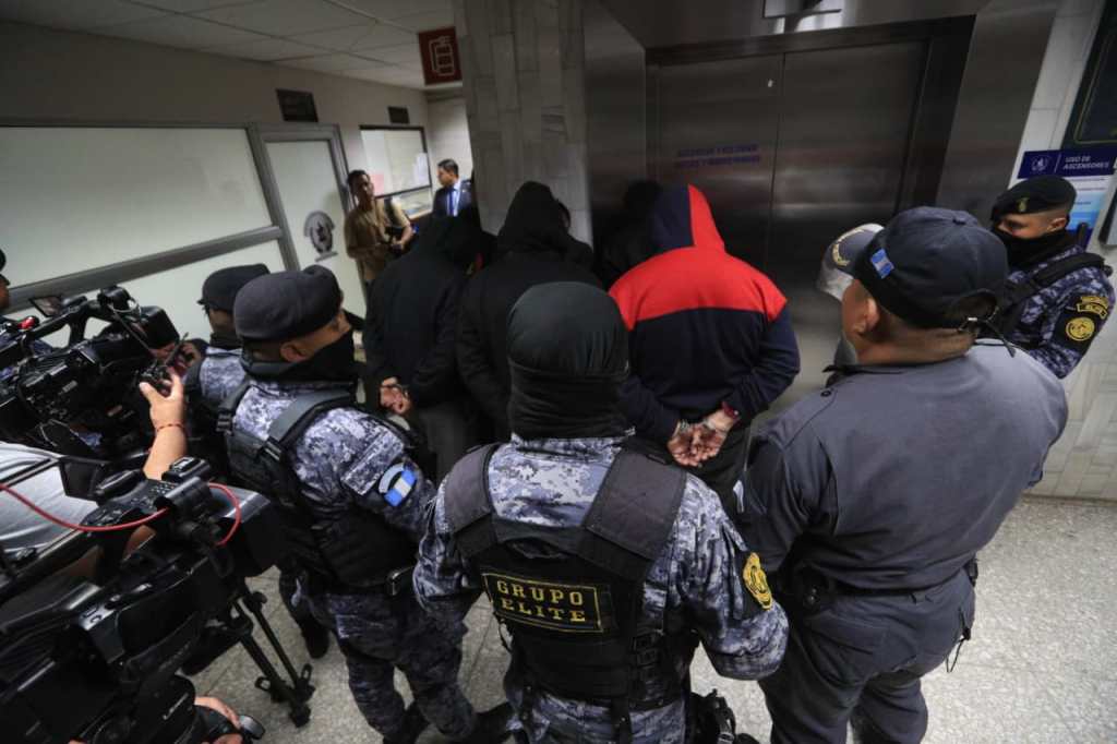 Agentes de la PNC ingresan a la sala de audiencias del quinto nivel de la Torre de Tribunales para su primera declaración.