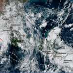 Se prevé que el potente huracán Simón toque tierra en Jalisco, México, en las próximas horas. (Foto Prensa Libre: Captura de pantalla de satélite de la Administración Nacional Oceánica y Atmosférica)