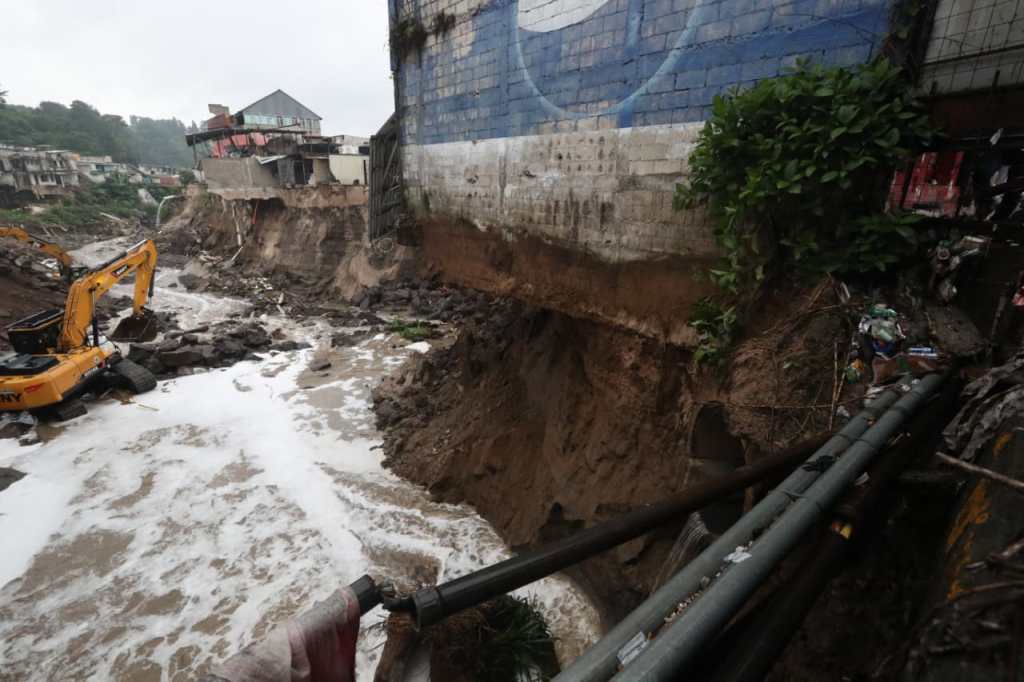 Socavamiento continúa a los lados del río Pinula debajo del puente de Villa Hermosa.
