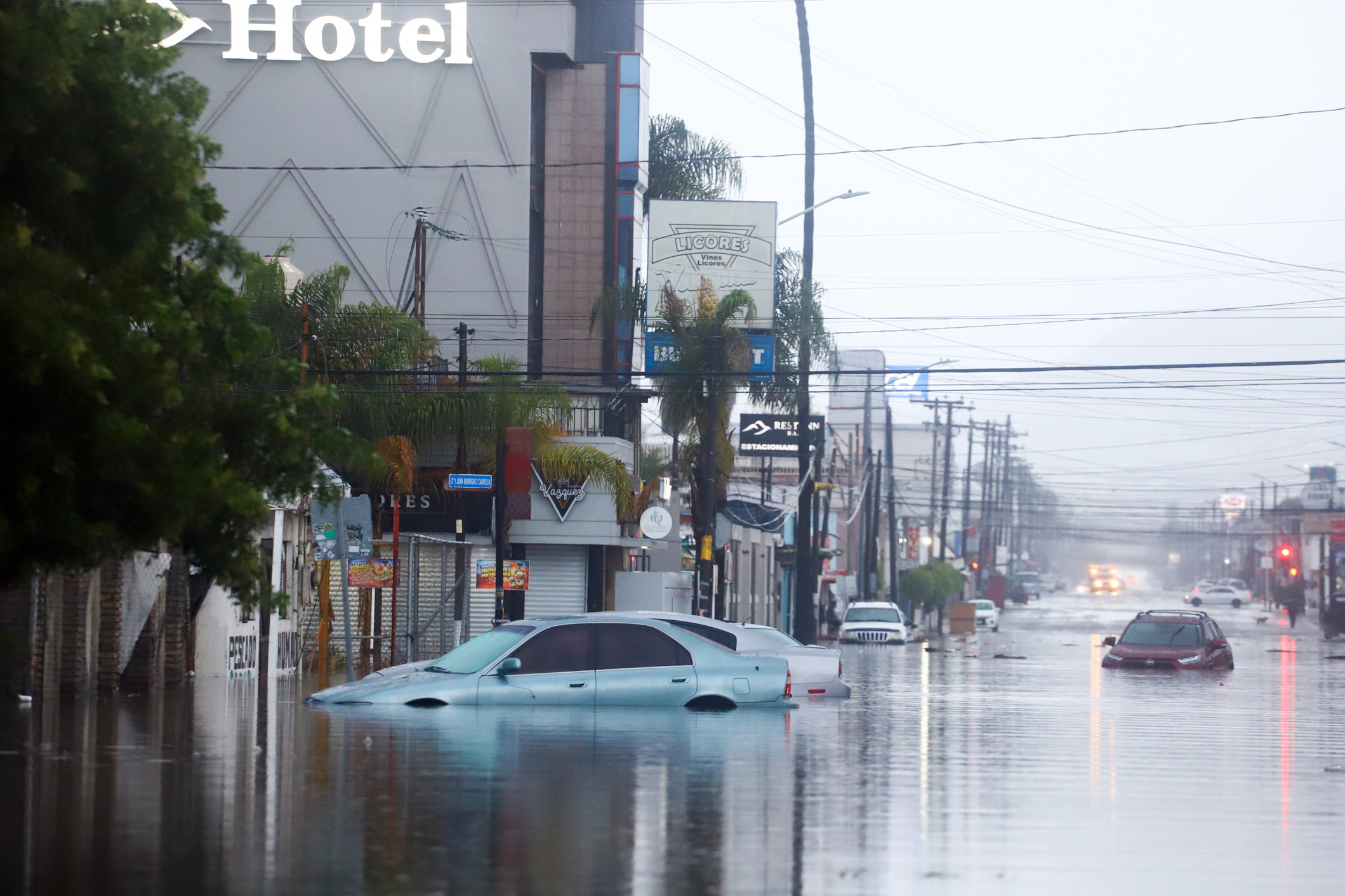 MEX5382. ENSENADA (MÉXICO), 12/10/2026.- Fotografía que muestra una vía inundada este domingo, en Ensenada, Baja California (México). Una menor fue localizada sin vida y otras diez personas permanecen desaparecidas en el estado mexicano de Baja California (noroeste), tras las afectaciones provocadas por el huracán Rachel en el Pacífico, informó este lunes la gobernadora estatal, Marina del Pilar Ávila. EFE/ Alejandro Zepeda