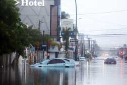 MEX5382. ENSENADA (MÉXICO), 12/10/2026.- Fotografía que muestra una vía inundada este domingo, en Ensenada, Baja California (México). Una menor fue localizada sin vida y otras diez personas permanecen desaparecidas en el estado mexicano de Baja California (noroeste), tras las afectaciones provocadas por el huracán Rachel en el Pacífico, informó este lunes la gobernadora estatal, Marina del Pilar Ávila. EFE/ Alejandro Zepeda