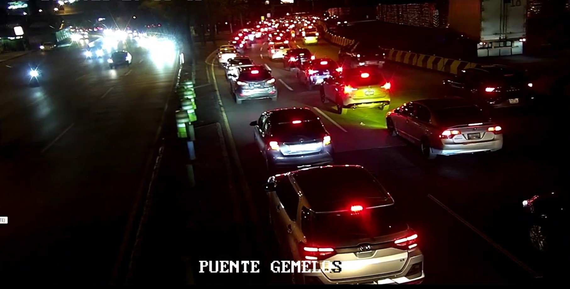 El tránsito se complica en el bulevar Liberación, en dirección al Trébol, según imágenes de las cámaras de la PMT de Guatemala. (Foto Prensa Libre: Captura de pantalla)