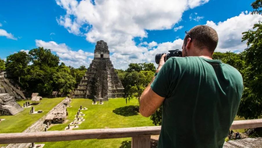 Turismo turista visitando Petén Tikal Guatemala
