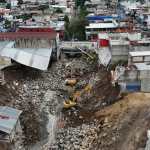 La crecida del río Pinula mantiene en alerta a vecinos de los sectores 1 y 3 de Villa Hermosa I, San Miguel Petapa, quienes temen que los daños en los muros de contención pongan en riesgo sus viviendas, como ocurrió en otros sectores. (Foto Prensa Libre: Javier González)