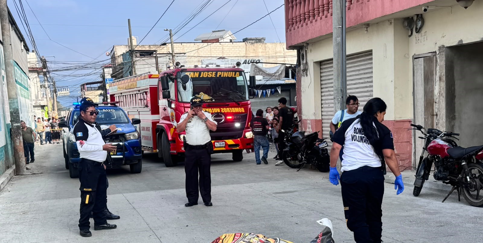 Bomberos Voluntarios atienden una emergencia por un ataque armado ocurrido en la 2a. avenida y 4a. calle de la zona 1 de San José Pinula. (Foto Prensa Libre: CVB)