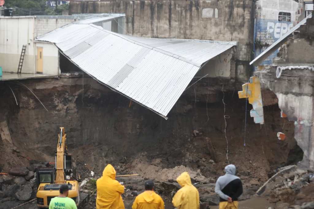 Techo de lámina se encuentra inclinado frente a viviendas afectadas por el socavamiento del río Pinula.