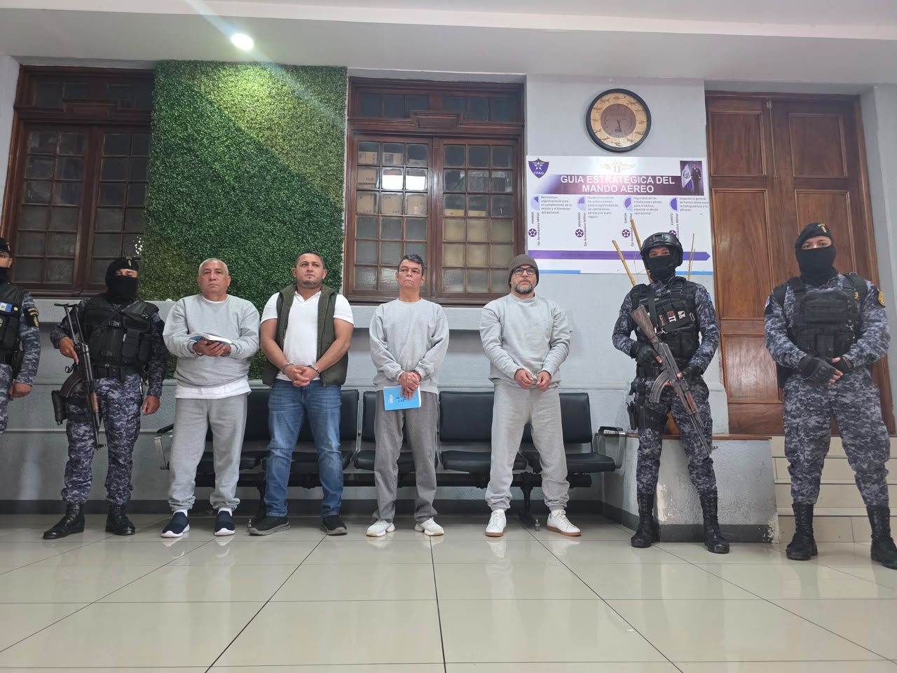 Rudy Leonel Grijalva García, Ronald Alexys Morales Guerra, Manuel Ignacio de Jesús Velasco Gómez y Juan Carlos Cruz Ovalle, “Hielero”, de izquierda a derecha, fueron extraditados a Estados Unidos para enfrentar procesos por delitos relacionados con el narcotráfico.