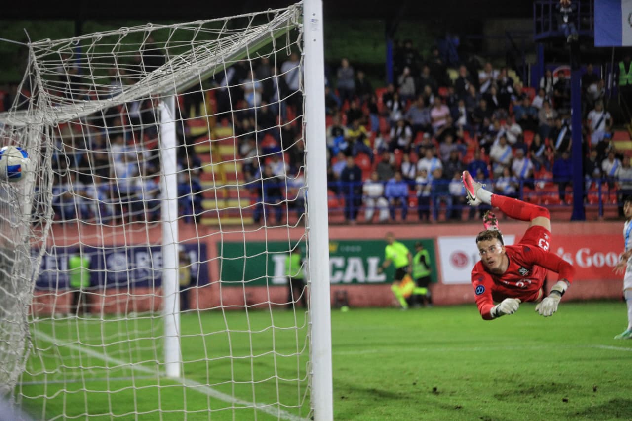 Guatemala vence a Surinam y avanza a la siguiente ronda de la Liga de Naciones.(Foto Prensa Libre: Byron Rivera).
