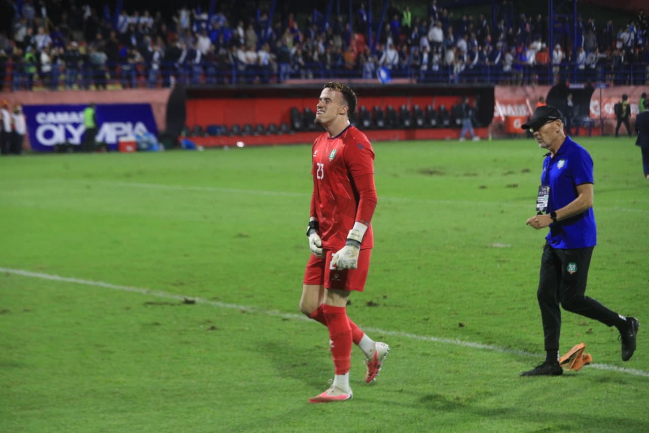 Etienne Vaessen se encara con aficionados después de la derrota de Surinam ante Guatemala.(Foto Prensa Libre: Byron Rivera).