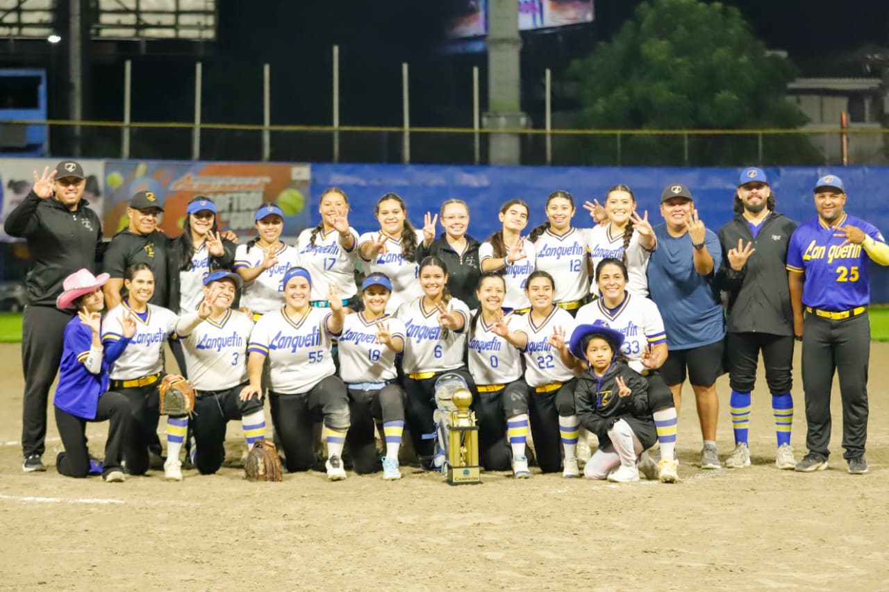 Lanquetin celebró su tercer título consecutivo en el softbol femenino guatemalteco tras barrer 3-0 a Bombarderas en la serie final y conquistar el quinto campeonato de su historia. (Foto Prensa Libre: Asosoft).