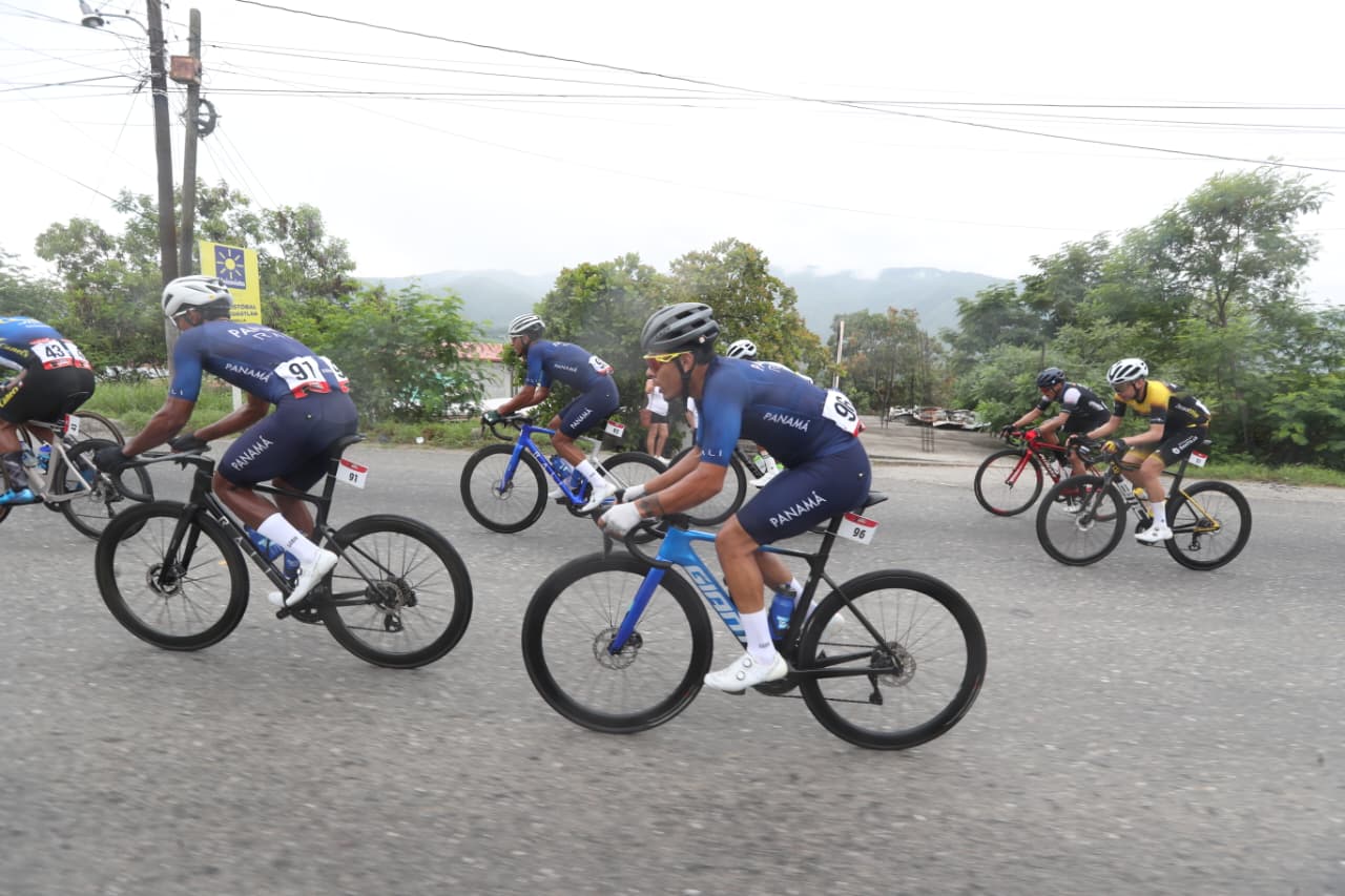 La Vuelta a Guatemala comienza con un incidente que involucra a varios corredores.(Foto Prensa Libre: Erick Ávila).