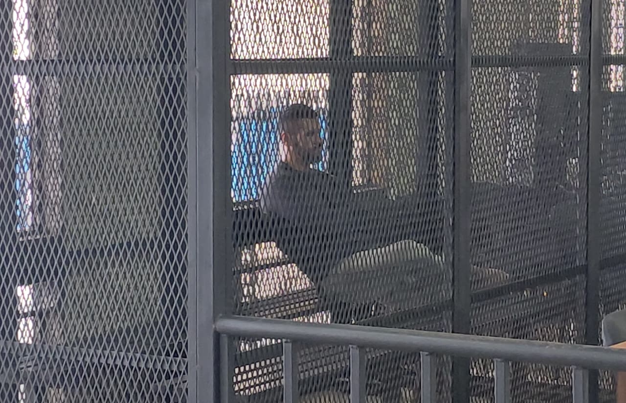 Williams Paredes Chávez permanece en la carceleta del tribunal mientras escucha la sentencia que lo condena a 54 años de prisión por parricidio y asesinato. (Foto Prensa Libre: Erick Ávila)