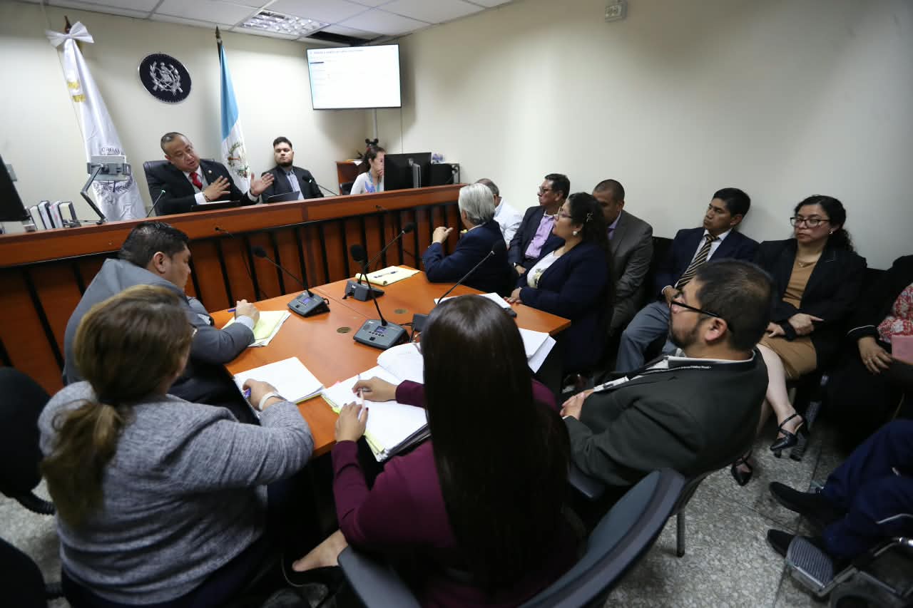 El juez Mario Hichos dio a conocer este martes su resolución en el Caso Edificio MP, durante una audiencia en la que resolvió la situación legal de cinco personas vinculadas al proceso. (Foto Prensa Libre: Érick Ávila)