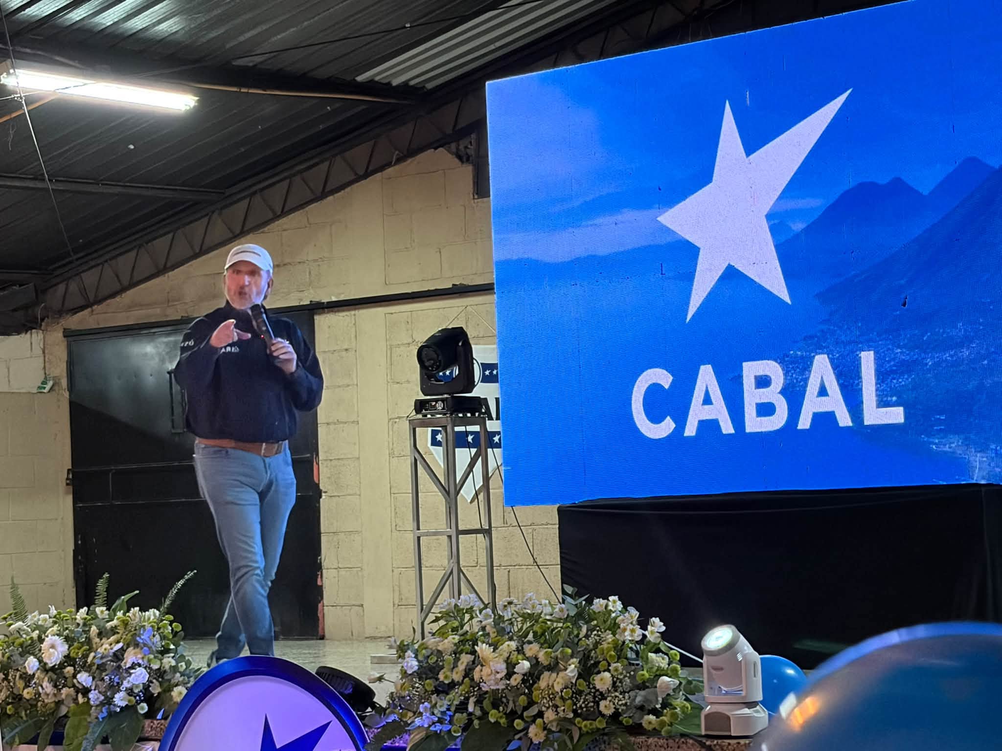 Roberto Arzú participa de una actividad del partido Cabal en Santa Catarina Pinula, el pasado martes 29 de septiembre, un día antes de su separación del partido. (Foto Prensa Libre: Cabal) 