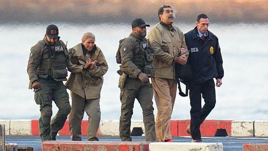 Nicolas Maduro y Cilia Flores siendo escoltados por agentes federales en Nueva York el 3 de enero de 2026.