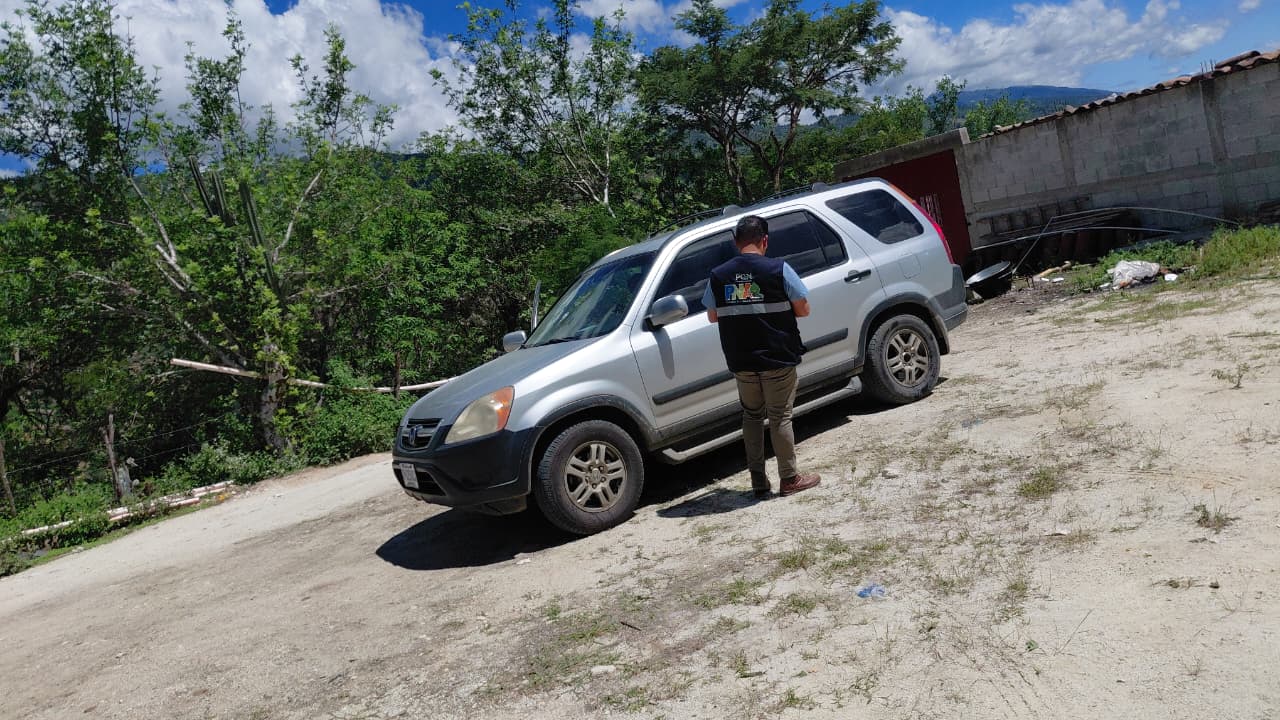 Personal de la Procuraduría General de la Nación llega a la vivienda de la adolescente que permaneció unas ocho horas en un ataúd durante su velorio en Sacapulas, Quiché. (Foto Prensa Libre: Byron Baiza)