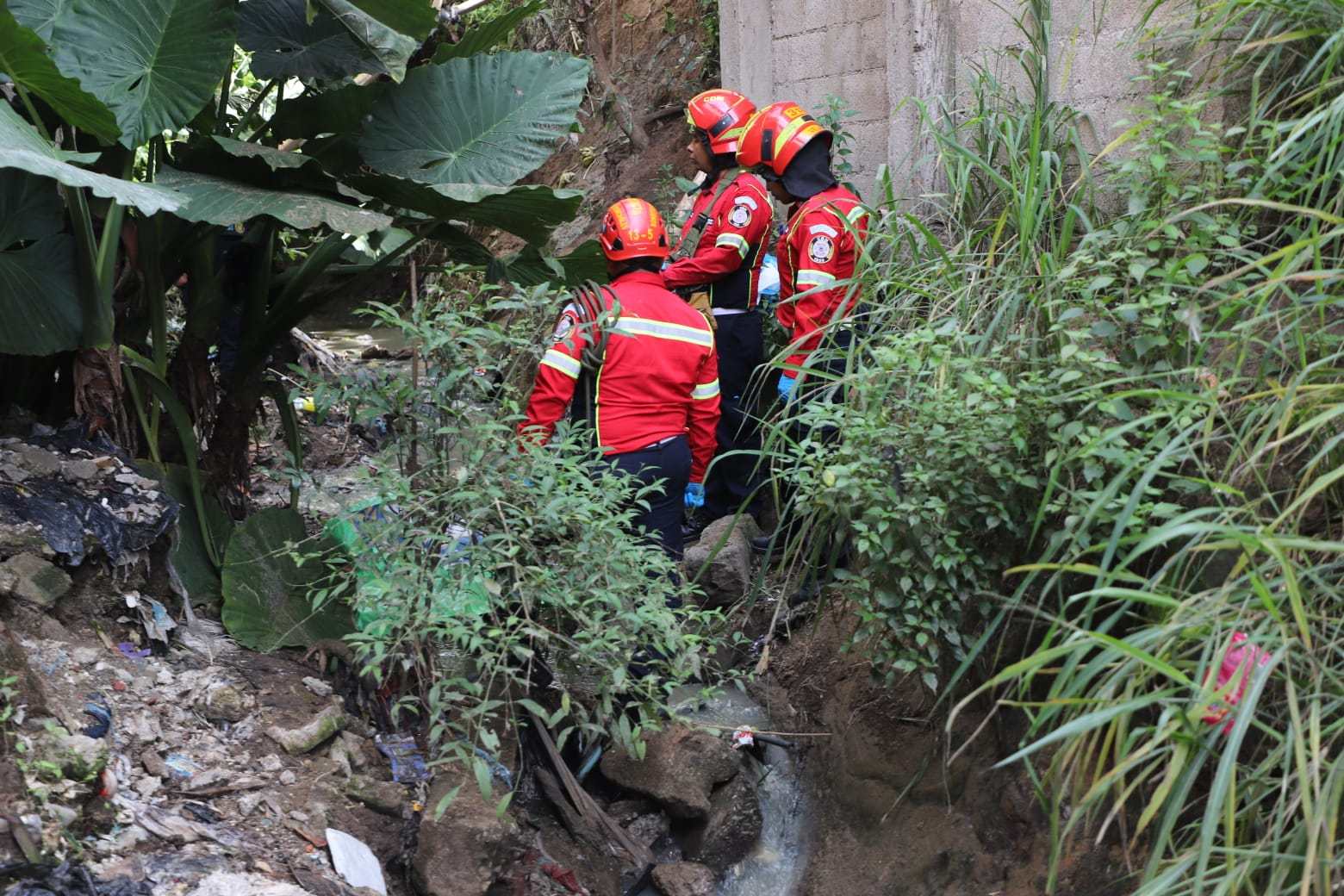 Hallan el cadáver de un hombre en un río de aguas negras en zona 11 de ...