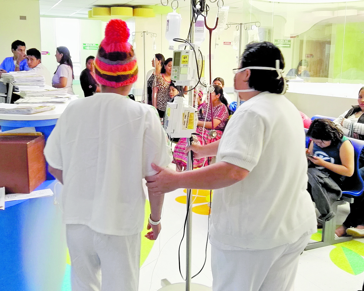 Pacientes con cáncer reciben atención en hospitales.