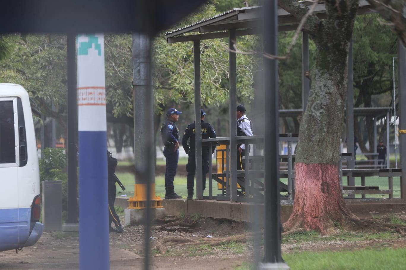 Agentes de la Policía Nacional Civil (PNC) permanecen en las instalaciones del Campo Marte, zona 5 capitalina, donde ocurrió el ataque armado en el que murieron Juan Francisco Solórzano Foppa y Gustavo Adolfo Aguilar Gamarro. (Foto Prensa Libre: Juan Diego González)