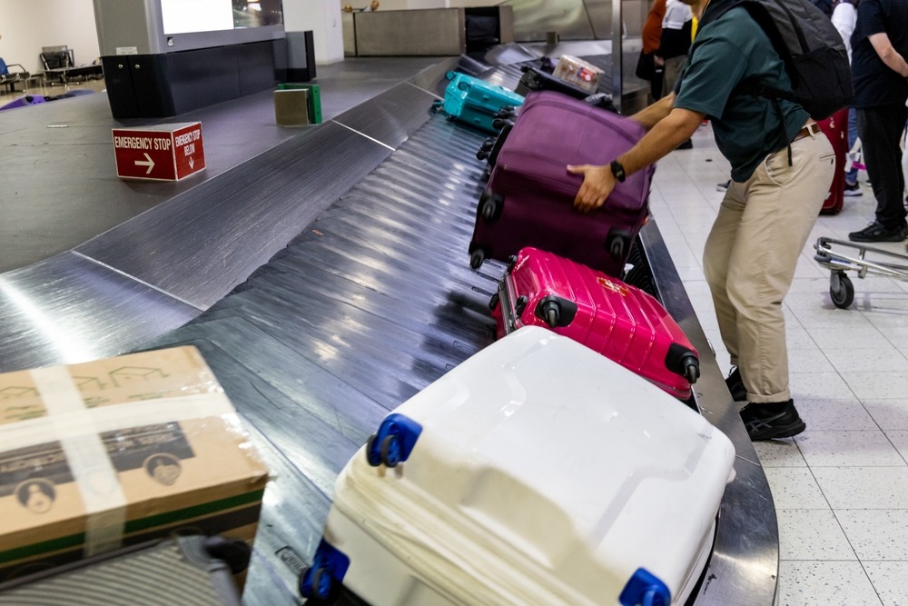 Los cambios en las reglas aduaneras permitirán a los viajeros ingresar más compras del extranjero sin pagar impuestos, pero el beneficio tendrá condiciones y la eliminación de la declaración de viajero SAT no significará el fin de los controles. (Foto, Prensa Libre: ShutterStock)