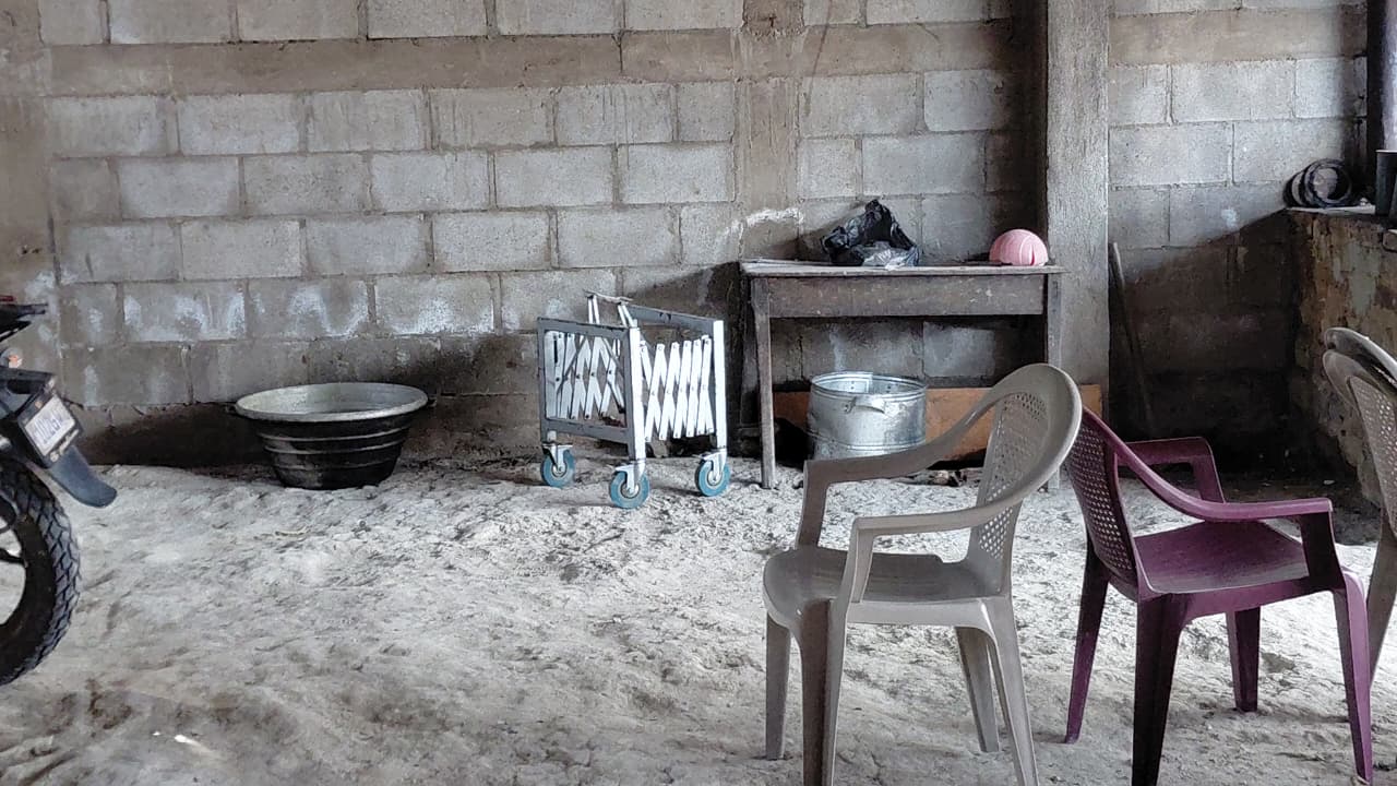 En la vivienda de la adolescente aún permanecen algunos objetos utilizados durante su velorio en Sacapulas, Quiché. (Foto Prensa Libre: Byron Baiza)