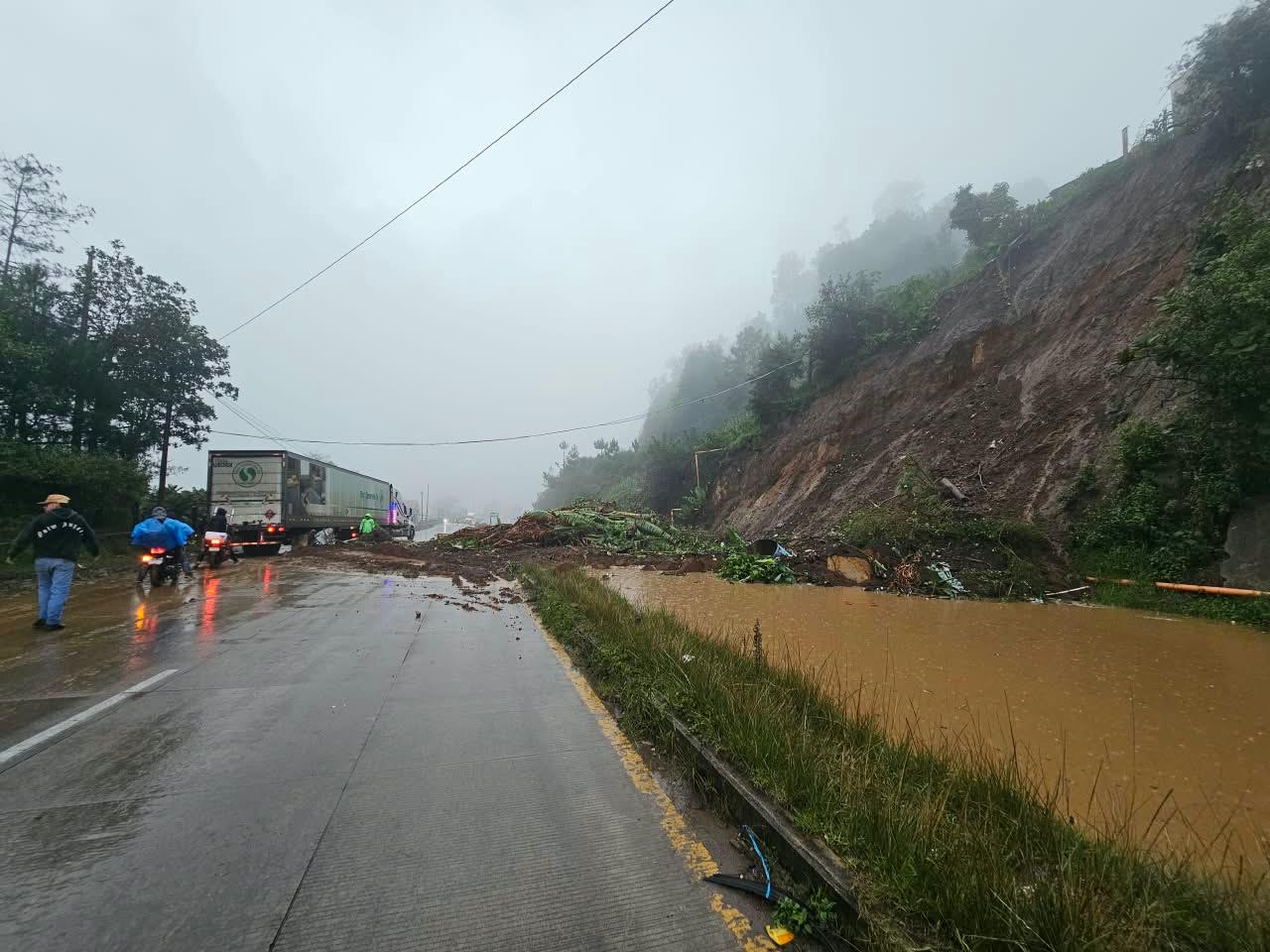 Toneladas de tierra cubren la ruta Interamericana en el km 82.5, en Tecpán Guatemala, Chimaltenango. Autoridades habilitaron un espacio para permitir el paso controlado de vehículos. (Foto Prensa Libre: CBMD)
