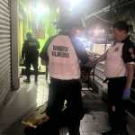 Socorristas de los Bomberos Voluntarios trabajan en el lugar del ataque armado contra comensales de una venta de comida en la zona 1 de Villa Canales, donde dos personas murieron y tres resultaron heridas. (Foto Prensa Libre: CVB)