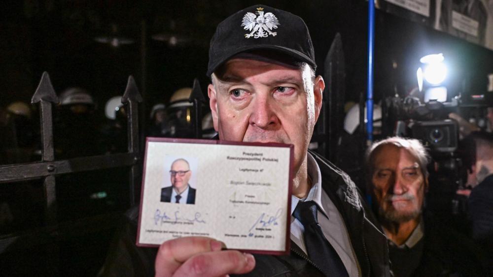 Despliegan a la policía en Polonia ante un enfrentamiento entre el primer ministro y la oposición por el control del Tribunal Constitucional