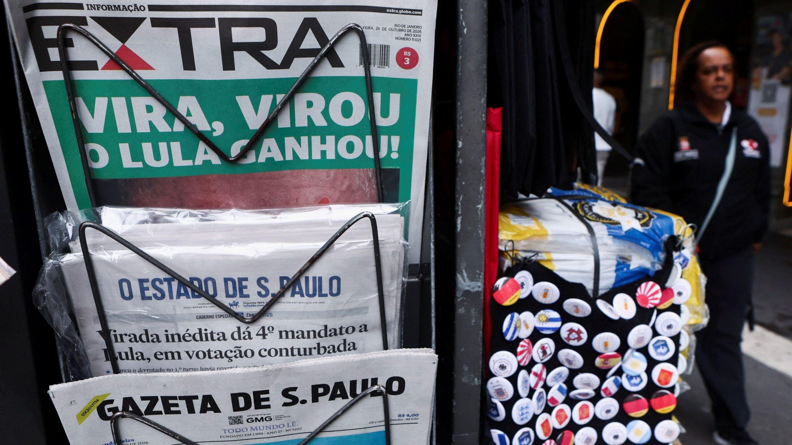 El diputado brasileño Andre Janones sujeta un teléfono móvil, mientras lo rodean varias personas