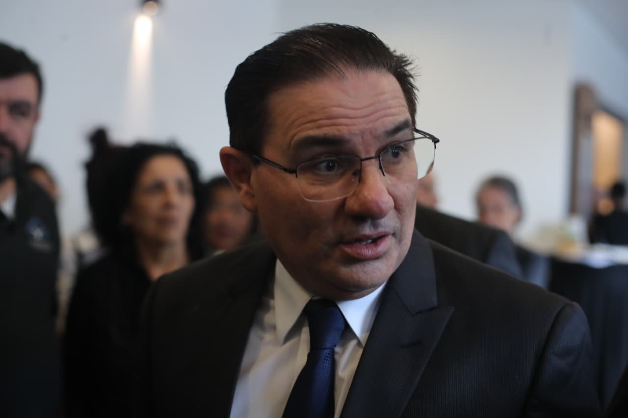 El ministro de Gobernación, Marco Antinio Villeda, se retira del funeral de Juan Francisco Solórzano Foppa. El funcionario advierte de posibles destituciones en la PNC si se comprueban ilegalidades en la detención de dos hermanos vinculados inicialmente con el caso. (Foto Prensa Libre: Juan Diego González)