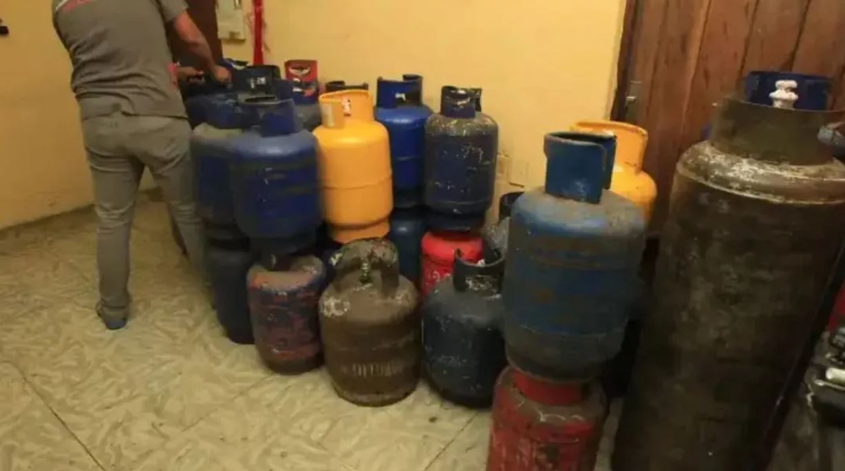 gas propano cilindro persona agarrando un cilindro