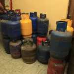 gas propano cilindro persona agarrando un cilindro
