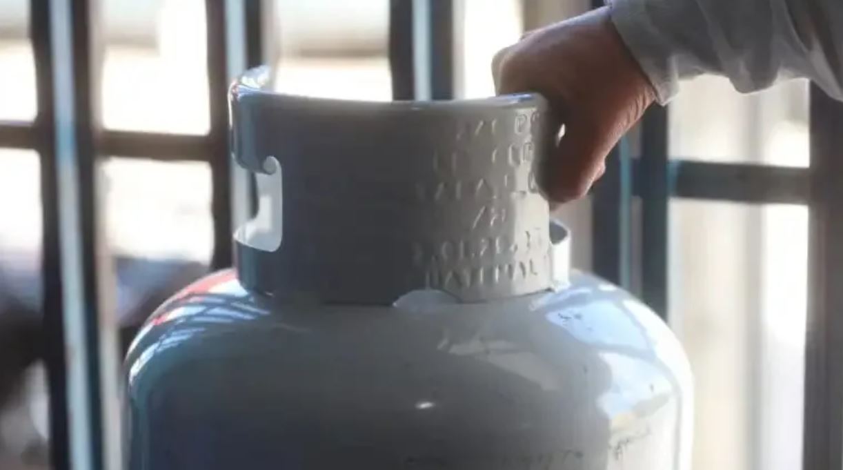 gas propano cilindro persona agarrando un cilindro HPL