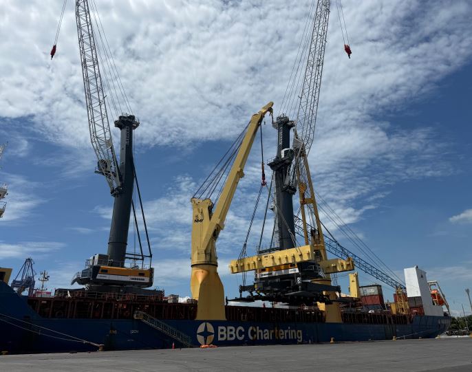 La Empresa Portuaria Quetzal (EPQ) recibió dos grúas multipropósito para el manejo de carga, con lo que aumentará de cinco a siete los equipos disponibles para atender las embarcaciones a partir de diciembre. (Foto Prensa Libre: Cortesía)