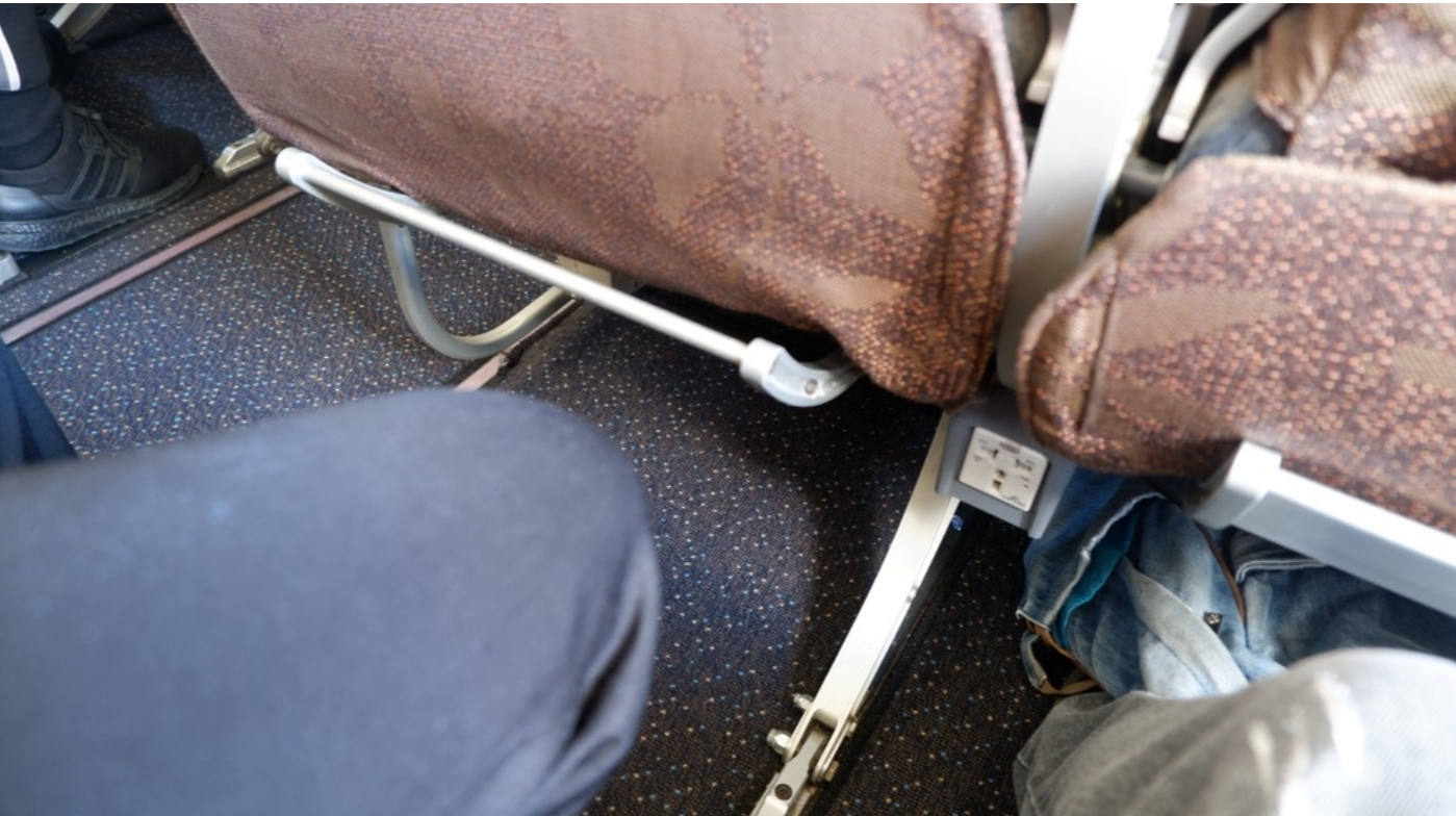El objeto personal puede ser una cartera, una mochila pequeña o un bolso que debe caber debajo del asiento situado frente al pasajero. (Foto, Prensa Libre: ShutterStock)