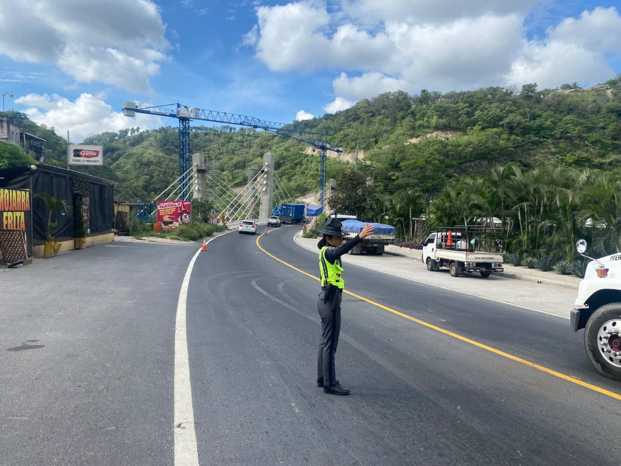 Los comercios ubicados al final del puente Corozal ocupan parte del área donde deben construirse los accesos, por lo que aún no puede habilitarse el paso. (Foto, Prensa Libre: cortesía Dirección General de Caminos)