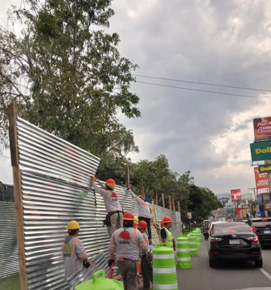 Trabajadores de la Municipalidad de Guatemala delimitan áreas del arriate central de la calzada Roosevelt donde se prevé construir las torres de la línea 2 del AeroMetro. (Foto, Prensa Libre: cortesía Redes Sociales)