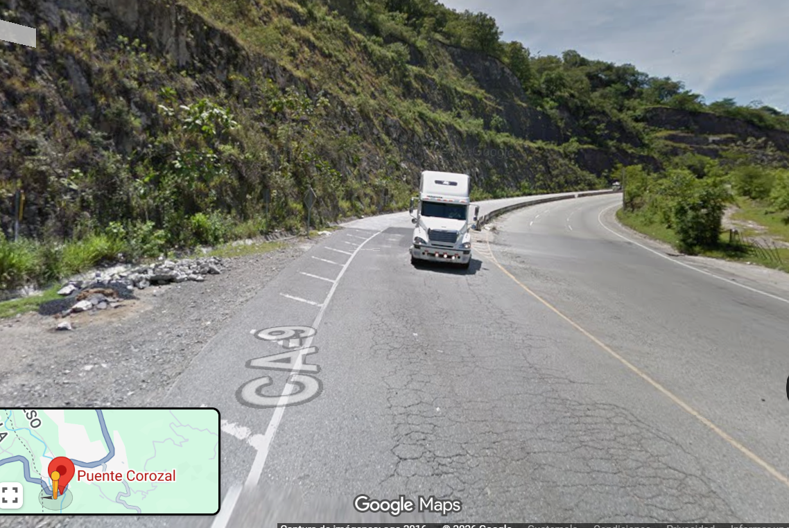 En este tramo de la CA-9 Norte, la carretera se reduce de cuatro a dos carriles al llegar al puente actual. La construcción del puente Corozal busca mantener los cuatro carriles y mejorar la movilidad vehicular. (Foto, Prensa Libre: captura de Pantalla Google Maps)