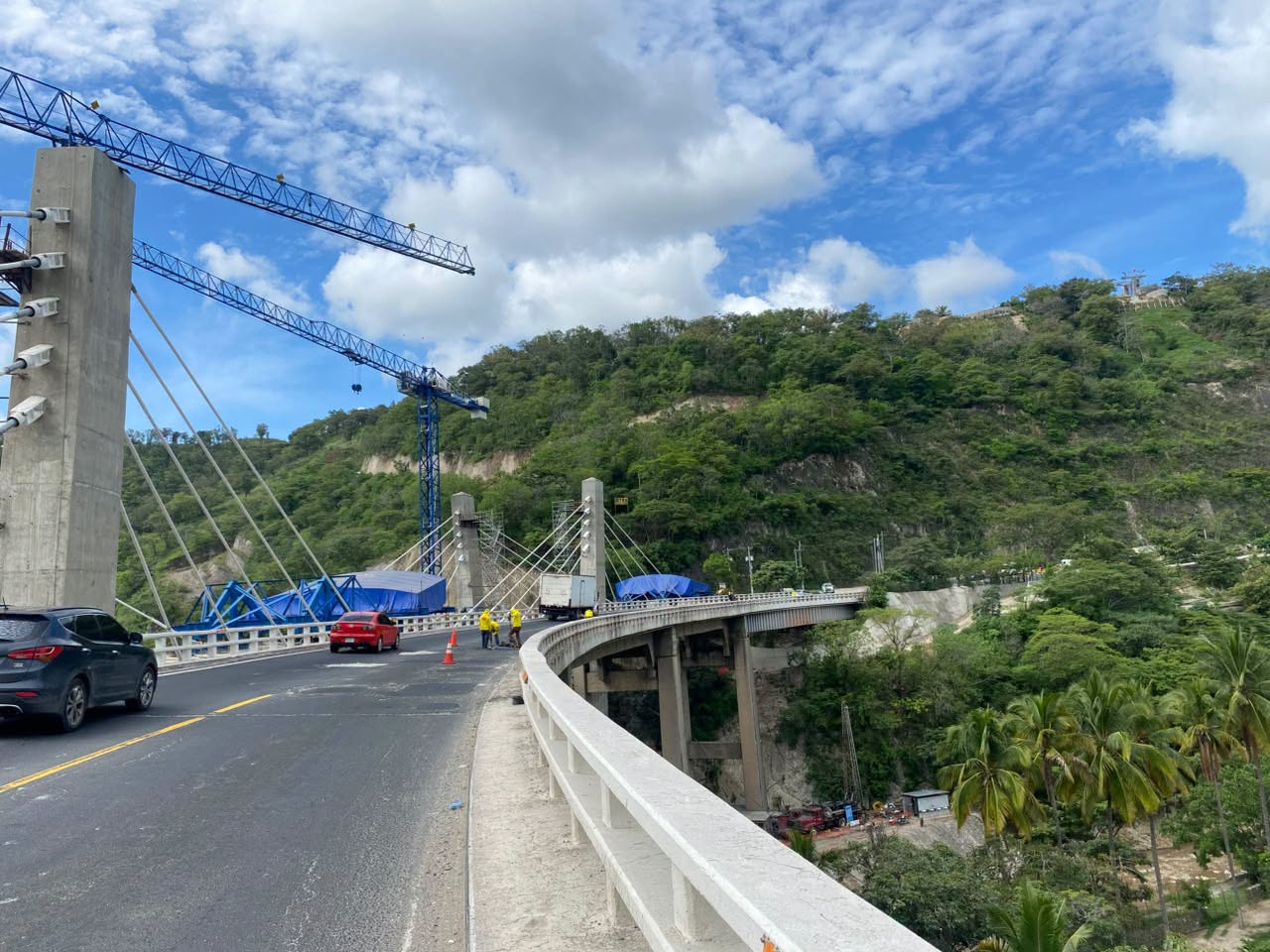 El puente actual de la ruta CA-9 Norte permite el paso vehicular sobre el río Plátanos. Al fondo se observa la construcción del puente Corozal, que ampliará de dos a cuatro carriles el paso por este sector. (Foto, Prensa Libre: cortesía Dirección General de Caminos)