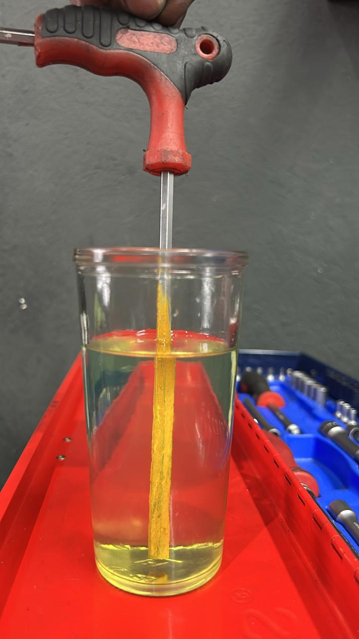 La gasolina extraída del tanque de una motocicleta durante su primer mantenimiento, a los 3 mil kilómetros recorridos tras comenzar a utilizar E10. (Foto, Prensa Libre: Cortesía)