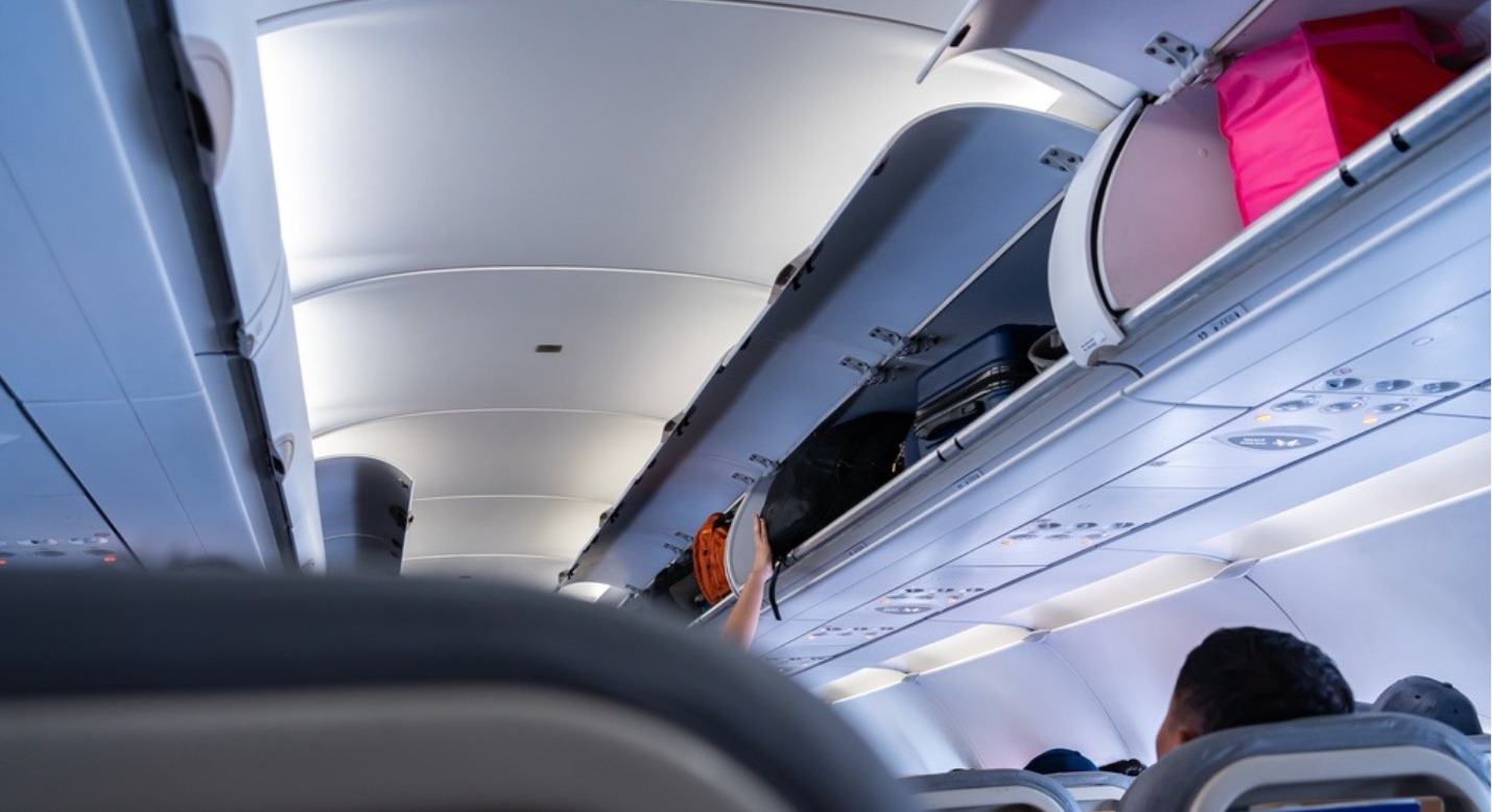equipaje de mano es la maleta que el pasajero lleva consigo en la cabina y coloca en los compartimientos superiores del avión. (Foto, Prensa Libre: ShutterStock)