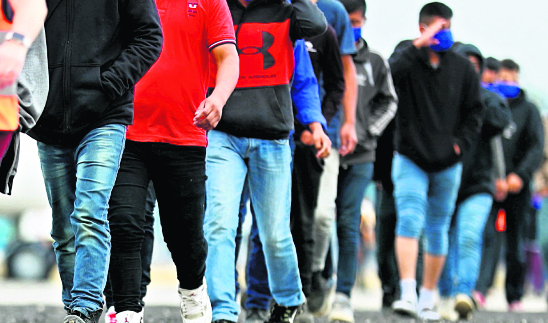Repatrian  a 103 menores de edad guatemaltecos que viajaban solos a Estados Unidos, y 27 n˙cleos familiares.  Los menores de edad no acompaÒados iban en el grupo de 329 migrantes, la mayorÌa de Guatemala, que buscaban llegar a EE. UU., pero fueron abandonados en un furgÛn en una carretera de Veracruz, MÈxico. El dÌa de hoy hicieron su arribo a la Fuerza AÈrea Guatemalteca (FAG) .FotografÌa  Esbin Garcia 08-03-23