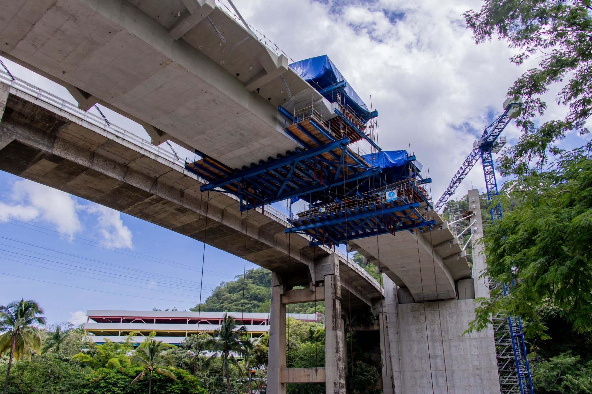 La instalación de la última dovela marca un avance clave en la construcción del puente Corozal, iniciada en 2022 sobre el río Plátanos. La obra busca dar continuidad a los cuatro carriles de la carretera Jacobo Árbenz Guzmán, conocida como CA-9 Norte. Al fondo se observan las instalaciones del Irtra Agua Caliente, en San Antonio La Paz, El Progreso. (Foto, Prensa Libre: cortesía Dirección General de Caminos)