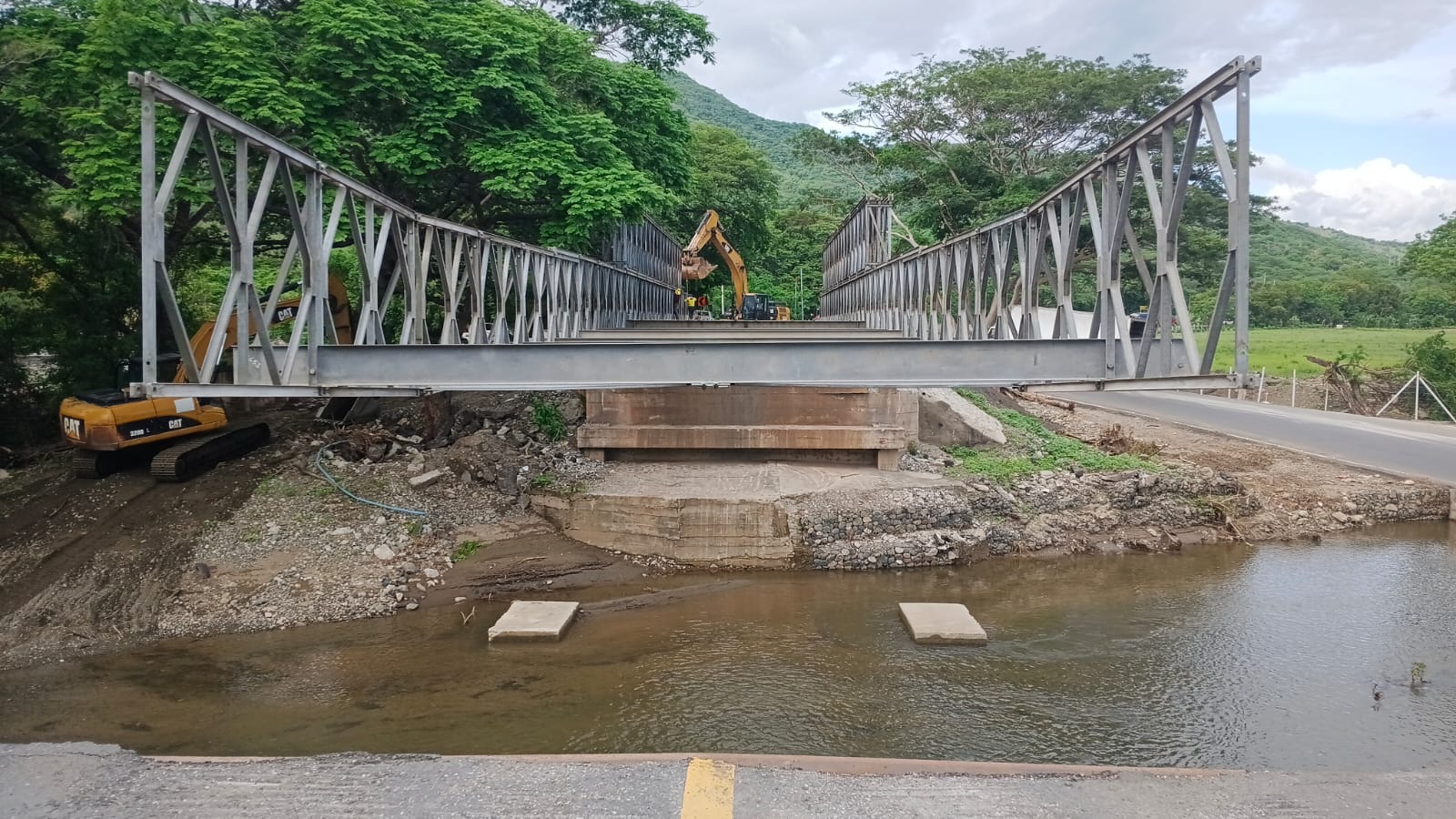 Vista frontal del puente modular metálico Güijo en Usumatlán, Zacapa, con seis de los 13 módulos ya ensamblados en su tramo medio sobre el kilómetro 111 de la CA-9 Norte.