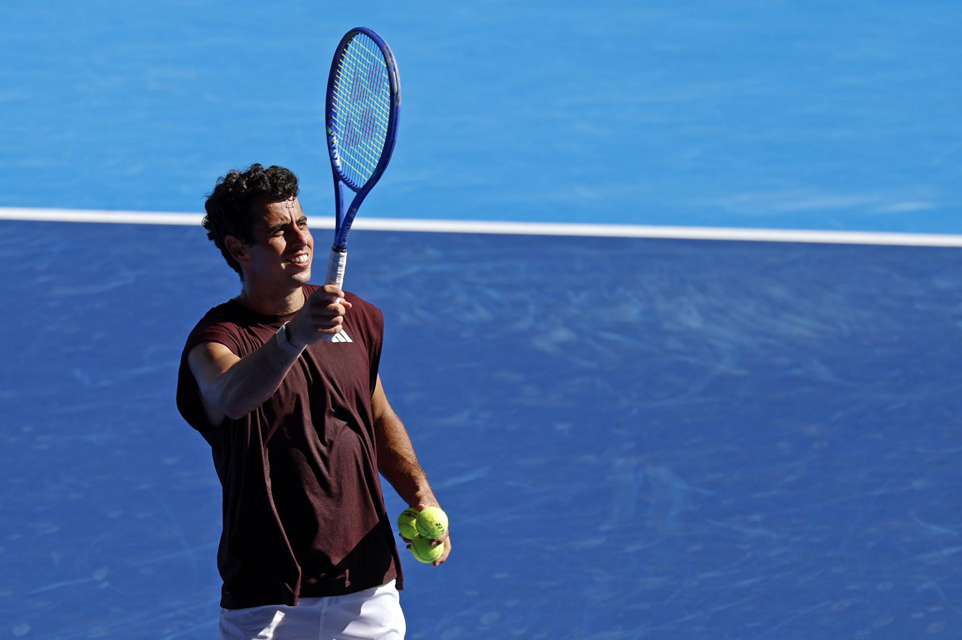 TOKIO (Japón), 01/10/2026.- El español Jaume Munar interactúa con el público antes de regalarles pelotas de tenis tras derrotar al estadounidense Taylor Fritz en el partido de dieciseisavos de final del torneo de tenis Abierto de Japón, en el Ariake Colosseum de Tokio, Japón, el 1 de octubre de 2026. (Tenis, Japón, España, Tokio)
EFE/EPA/FRANCK ROBICHON